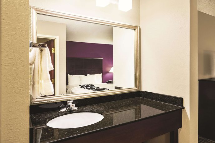 Imagen de la habitación del Hotel La Quinta Inn And Suites By Wyndham Louisville East. Foto 10