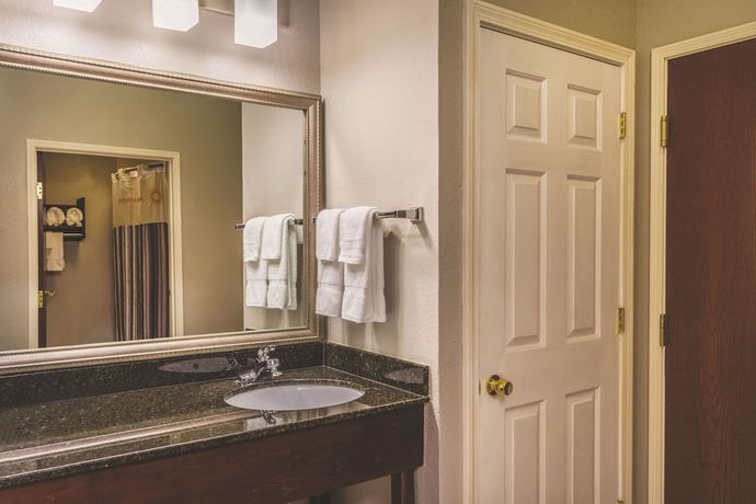 Imagen de la habitación del Hotel La Quinta Inn And Suites By Wyndham Louisville East. Foto 11