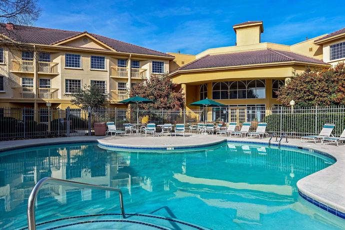 Imagen de la piscina del Hotel La Quinta Inn And Suites By Wyndham Macon. Foto 20