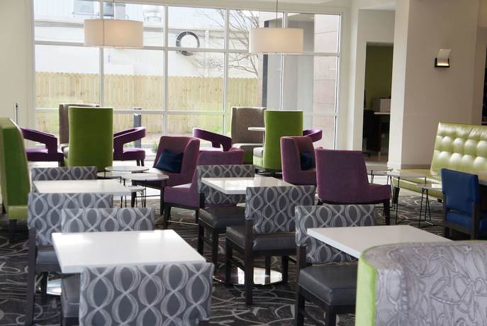 Imagen de los interiores del Hotel La Quinta Inn And Suites By Wyndham Mobile. Foto 13