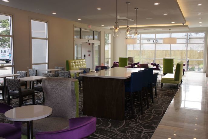 Imagen de los interiores del Hotel La Quinta Inn And Suites By Wyndham Mobile. Foto 17