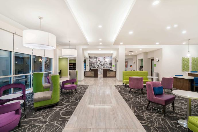 Imagen de los interiores del Hotel La Quinta Inn And Suites By Wyndham Mobile. Foto 19