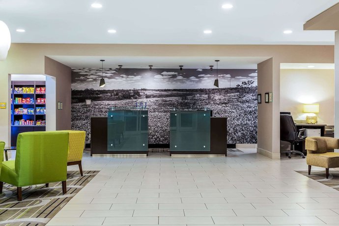 Imagen de los interiores del Hotel La Quinta Inn And Suites By Wyndham Monahans. Foto 18