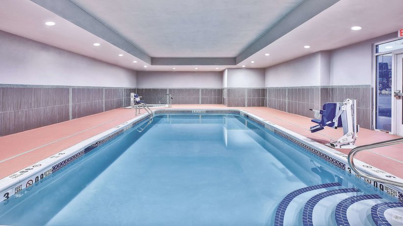 Imagen de la piscina del Hotel La Quinta Inn And Suites By Wyndham Niagara Falls. Foto 20