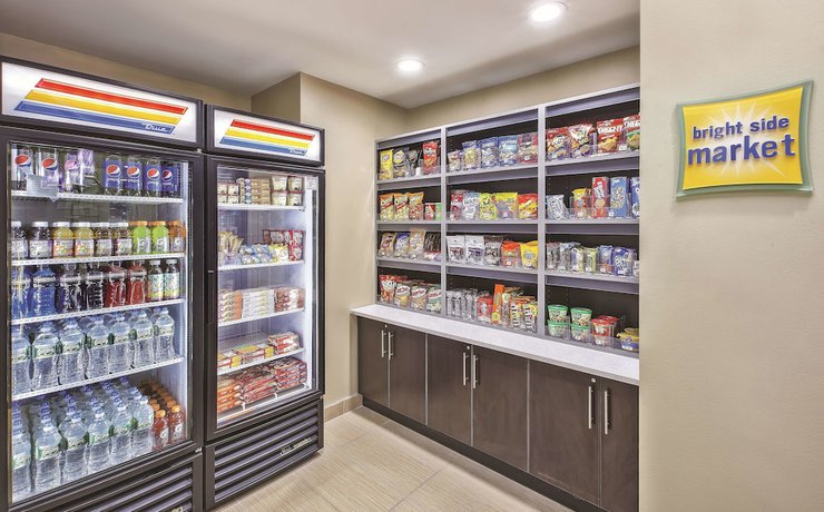 Imagen de los interiores del Hotel La Quinta Inn And Suites By Wyndham Niagara Falls. Foto 14