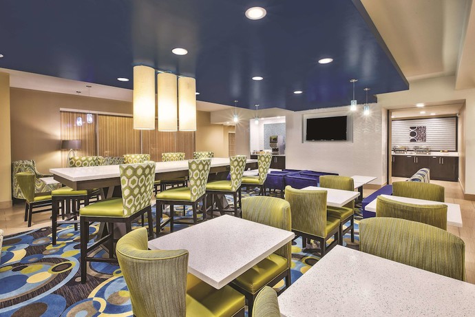 Imagen del bar/restaurante del Hotel La Quinta Inn And Suites By Wyndham Niagara Falls. Foto 3