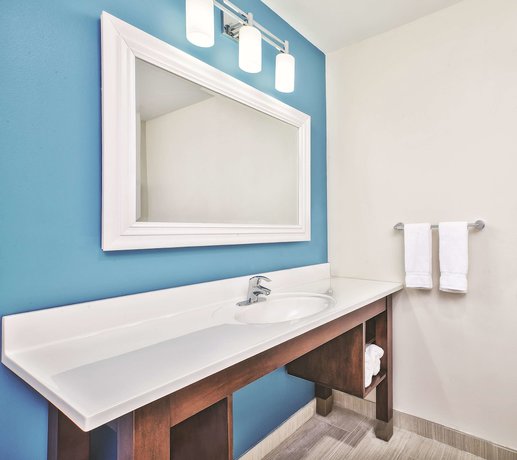 Imagen de la habitación del Hotel La Quinta Inn And Suites By Wyndham Niagara Falls. Foto 12