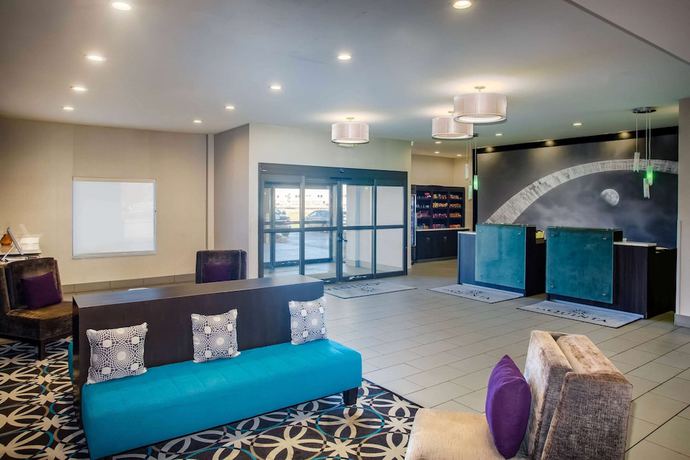 Imagen de los interiores del Hotel La Quinta Inn And Suites By Wyndham Pontoon Beach. Foto 18
