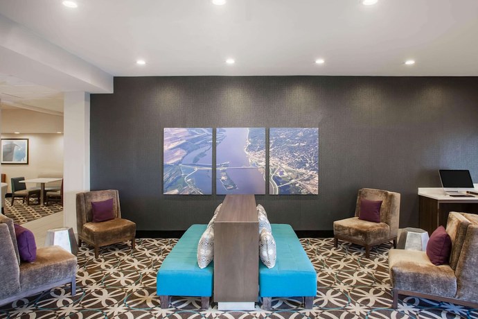 Imagen de los interiores del Hotel La Quinta Inn And Suites By Wyndham Pontoon Beach. Foto 19