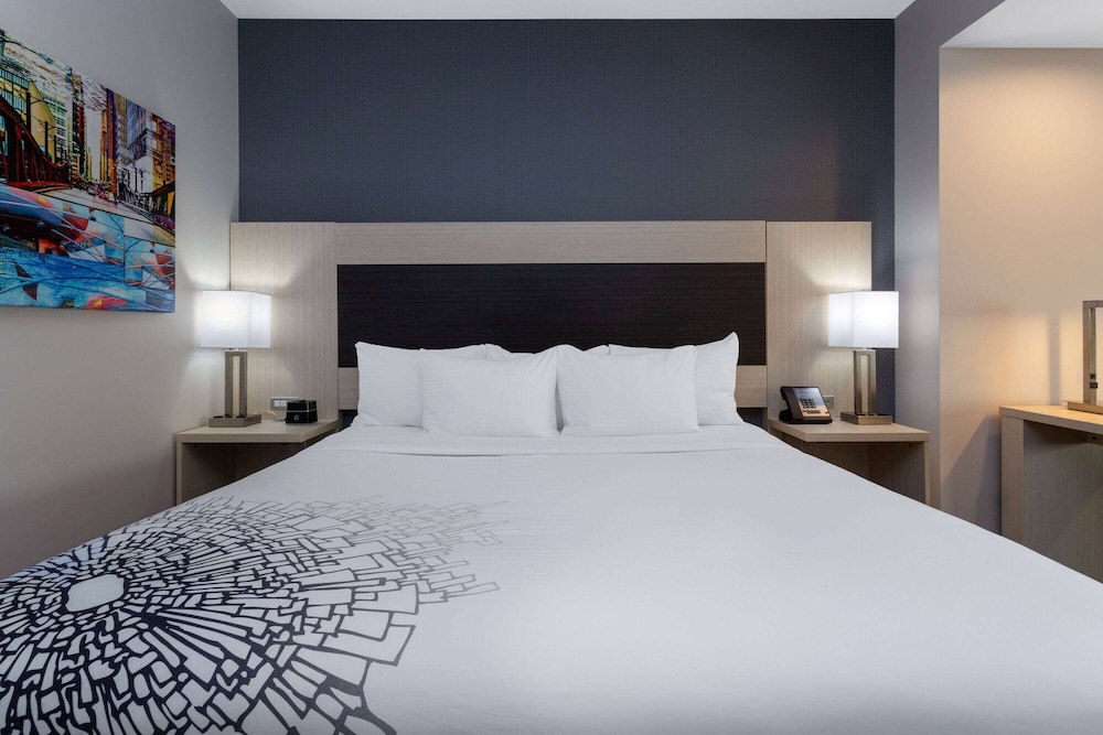 Imagen de la habitación del Hotel La Quinta Inn And Suites By Wyndham Shorewood. Foto 3