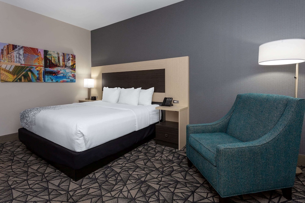 Imagen de la habitación del Hotel La Quinta Inn And Suites By Wyndham Shorewood. Foto 6