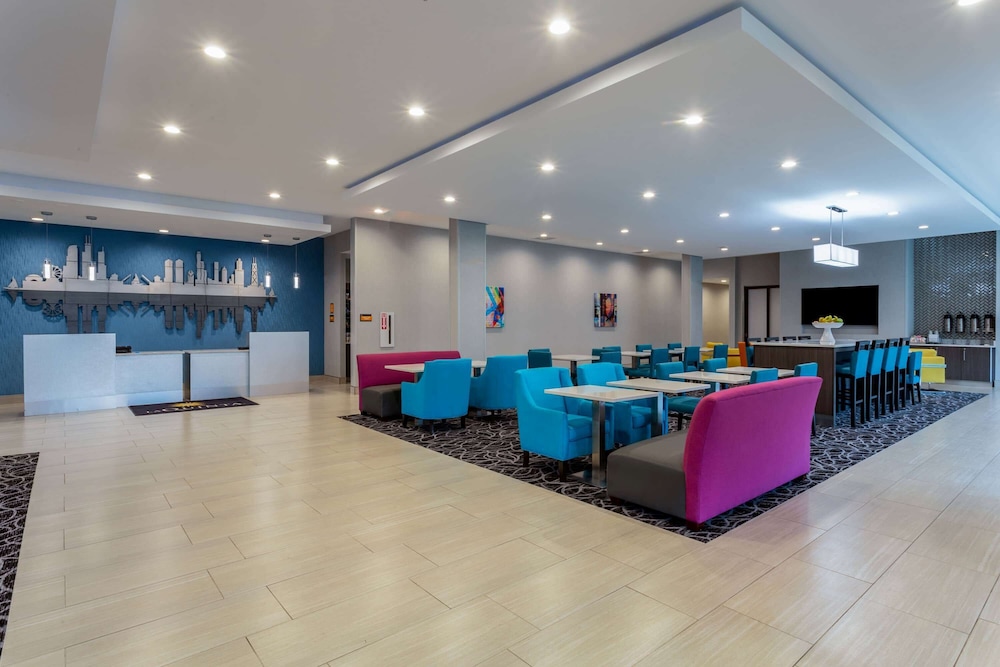 Imagen de los interiores del Hotel La Quinta Inn And Suites By Wyndham Shorewood. Foto 18
