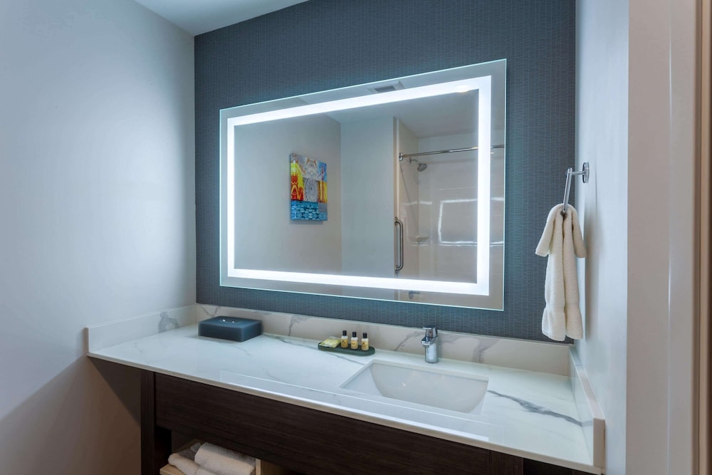 Imagen de la habitación del Hotel La Quinta Inn And Suites By Wyndham Shorewood. Foto 17