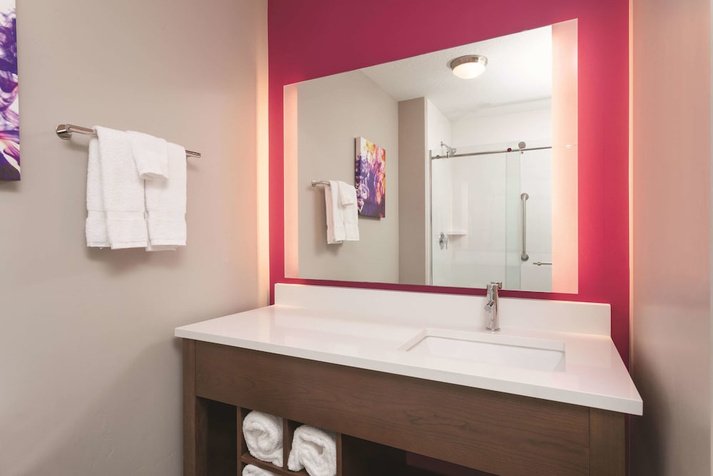 Imagen de la habitación del Hotel La Quinta Inn And Suites By Wyndham South Jordan. Foto 1