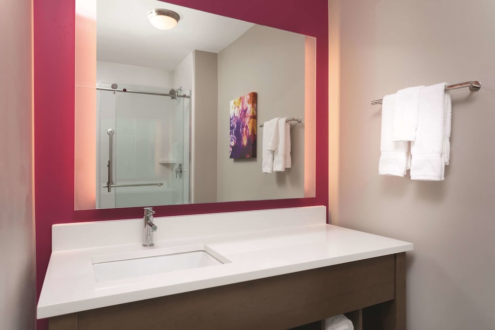 Imagen de la habitación del Hotel La Quinta Inn And Suites By Wyndham South Jordan. Foto 5