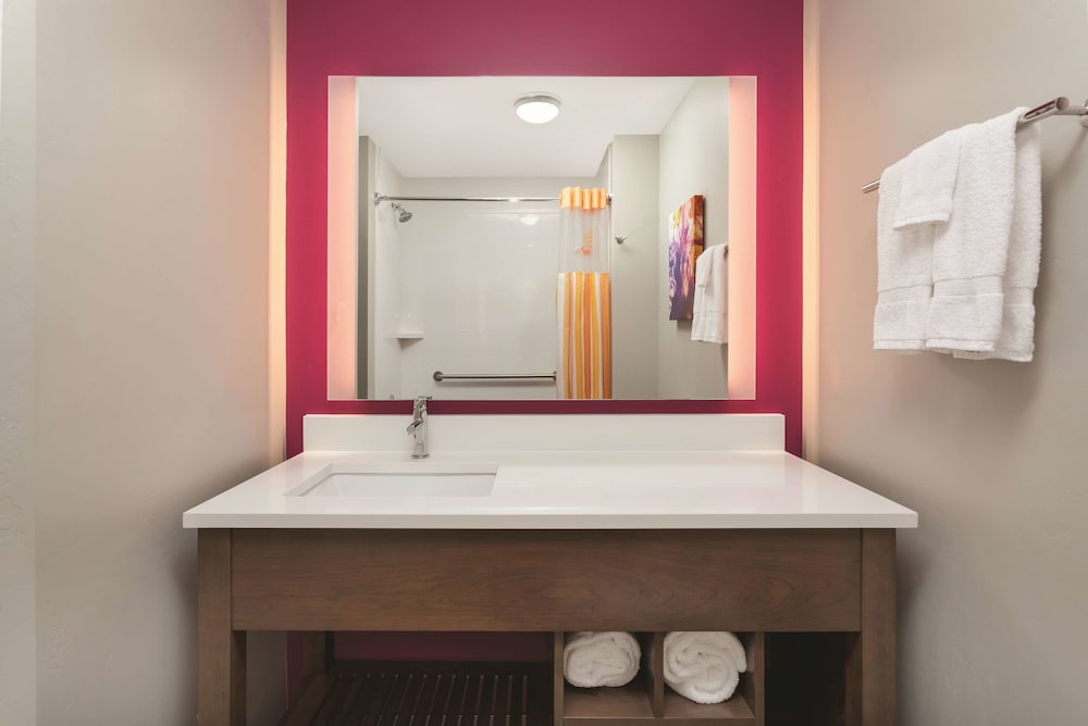 Imagen de la habitación del Hotel La Quinta Inn And Suites By Wyndham South Jordan. Foto 8