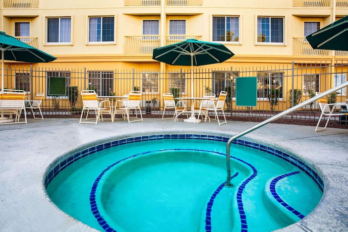 Imagen de la piscina del Hotel La Quinta Inn And Suites By Wyndham Tucson Airport. Foto 20