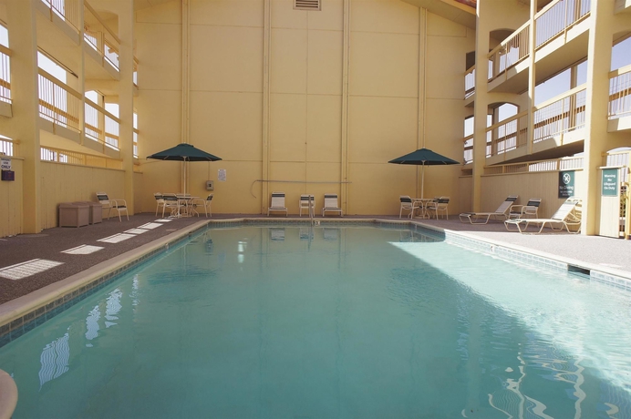 Imagen de la piscina del Hotel La Quinta Inn By Wyndham Albuquerque Airport. Foto 16