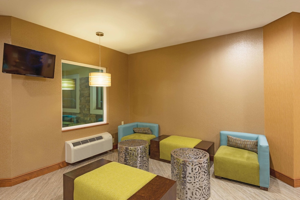 Imagen de los interiores del Hotel La Quinta Inn By Wyndham Buffalo Airport. Foto 15