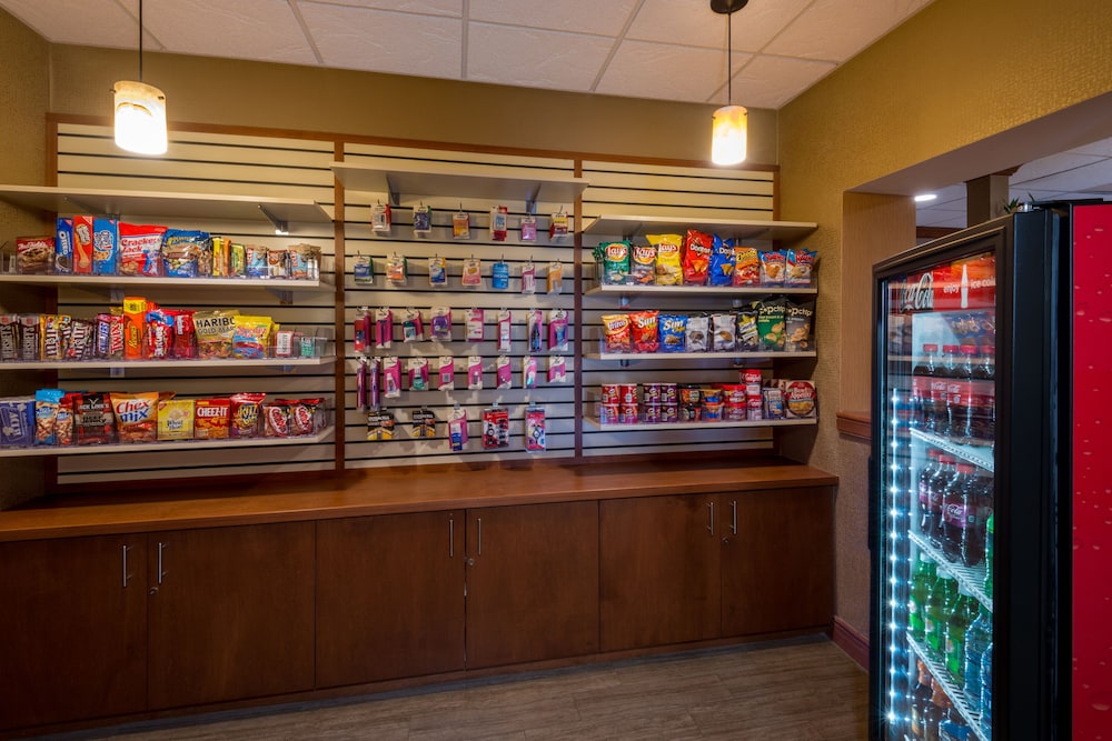 Imagen de los interiores del Hotel La Quinta Inn By Wyndham Buffalo Airport. Foto 19
