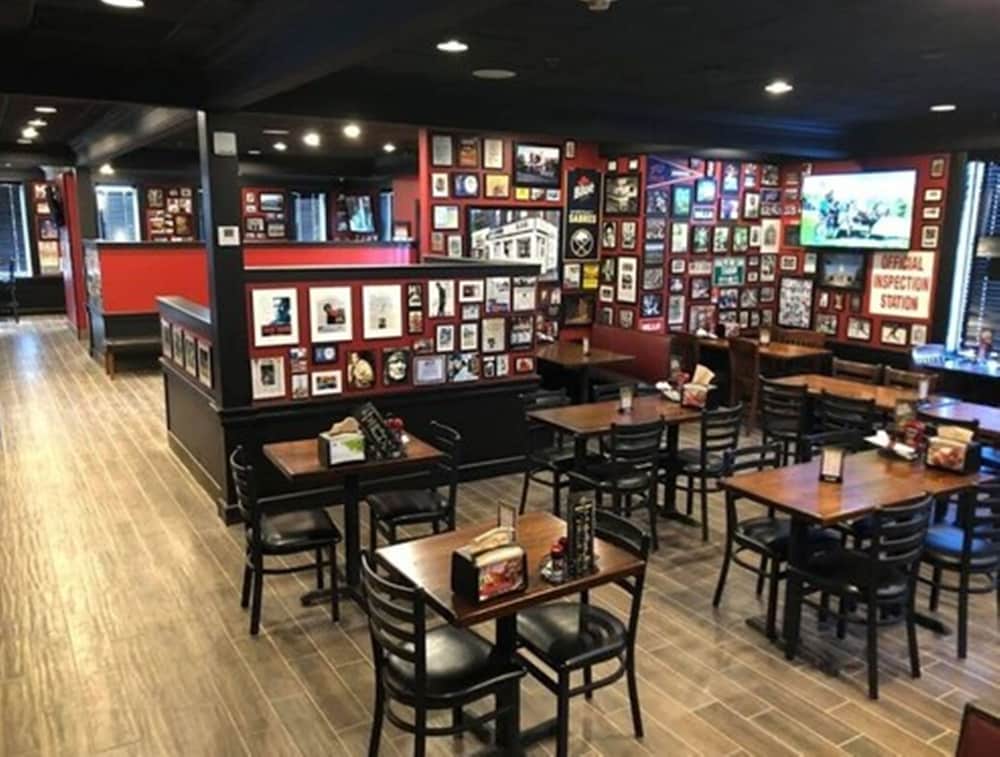 Imagen del bar/restaurante del Hotel La Quinta Inn By Wyndham Buffalo Airport. Foto 2