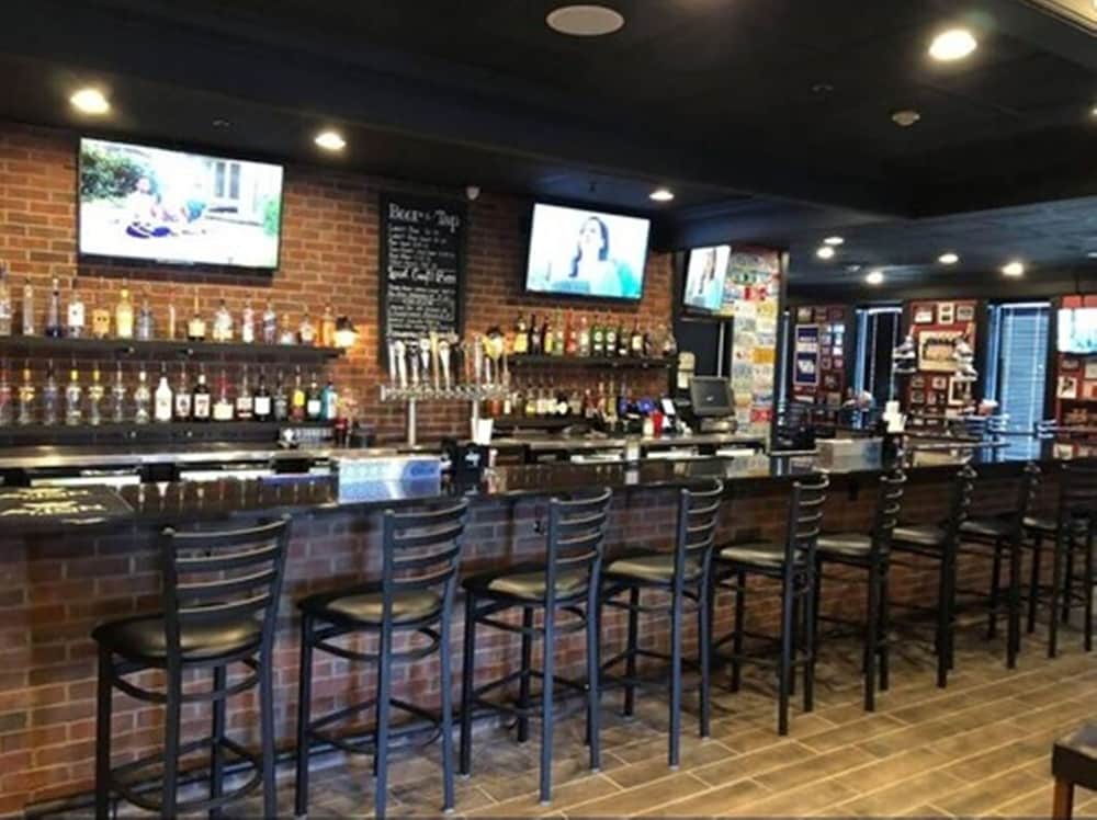 Imagen del bar/restaurante del Hotel La Quinta Inn By Wyndham Buffalo Airport. Foto 3