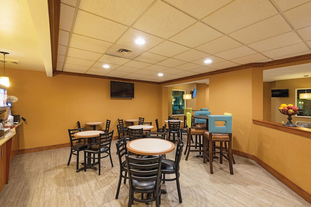 Imagen del bar/restaurante del Hotel La Quinta Inn By Wyndham Buffalo Airport. Foto 4