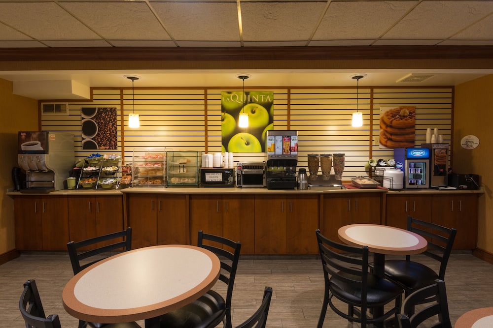 Imagen del bar/restaurante del Hotel La Quinta Inn By Wyndham Buffalo Airport. Foto 5
