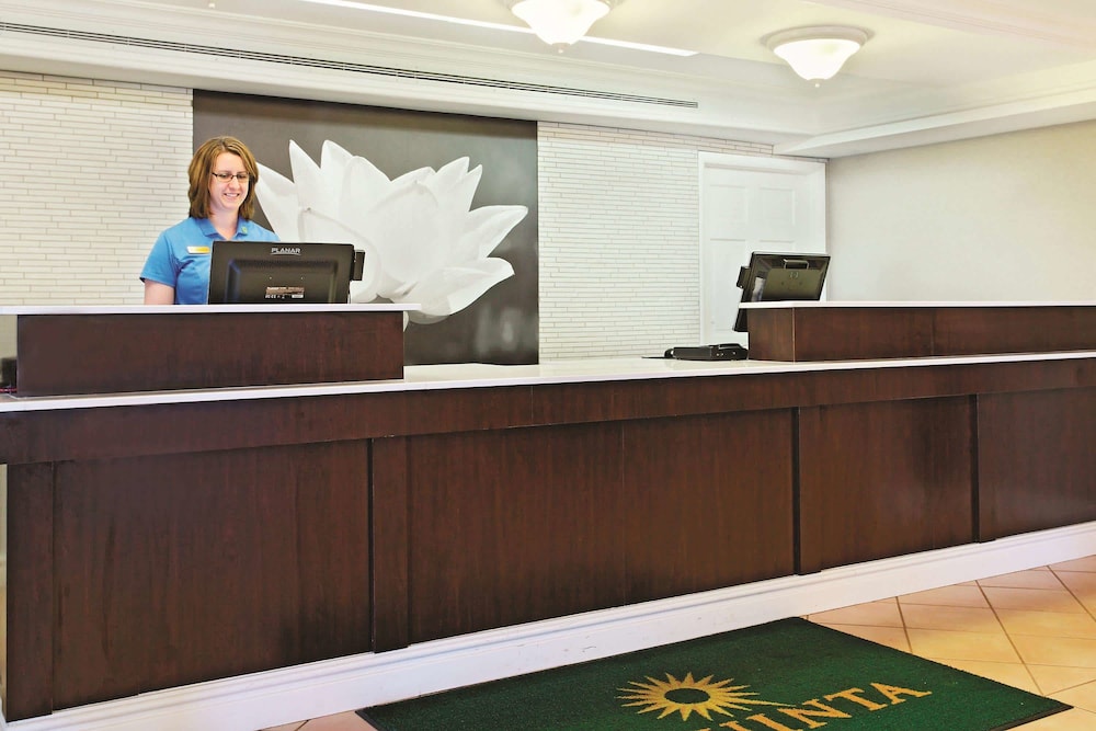 Imagen de los interiores del Hotel La Quinta Inn By Wyndham Champaign. Foto 17