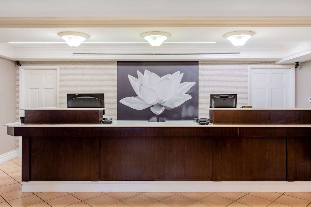 Imagen de los interiores del Hotel La Quinta Inn By Wyndham Champaign. Foto 19