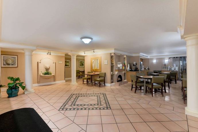 Imagen de los interiores del Hotel La Quinta Inn By Wyndham Cheyenne. Foto 10