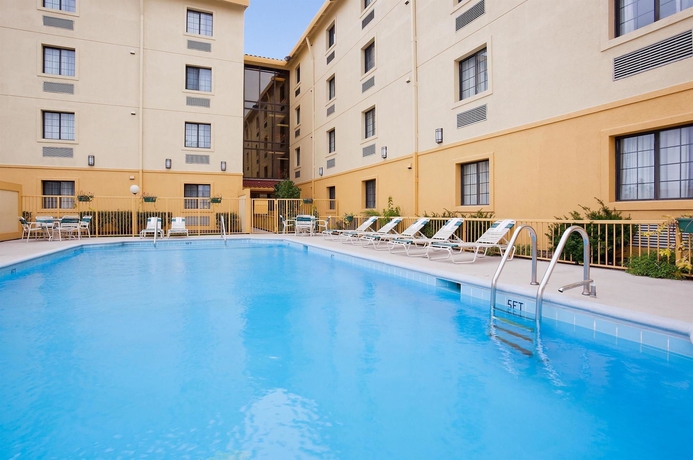 Imagen de los exteriores del Hotel La Quinta Inn By Wyndham Chicago O'hare Airport. Foto 10