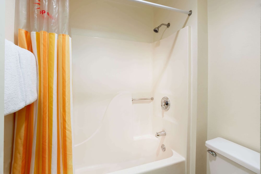Imagen de la habitación del Hotel La Quinta Inn By Wyndham Chicago Willowbrook. Foto 8