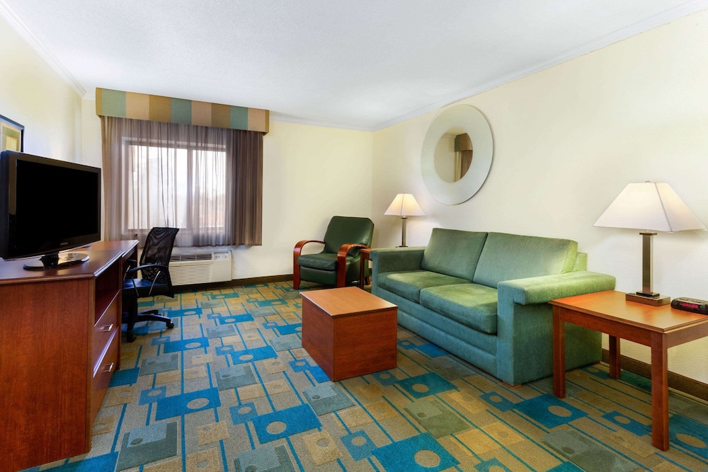 Imagen de la habitación del Hotel La Quinta Inn By Wyndham Chicago Willowbrook. Foto 9