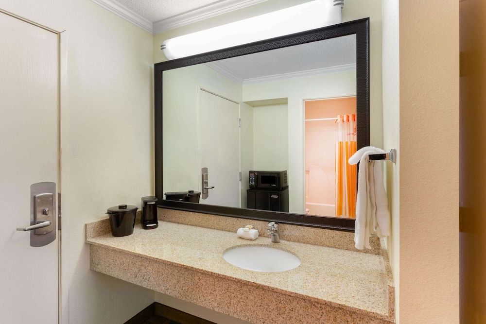 Imagen de la habitación del Hotel La Quinta Inn By Wyndham Chicago Willowbrook. Foto 18