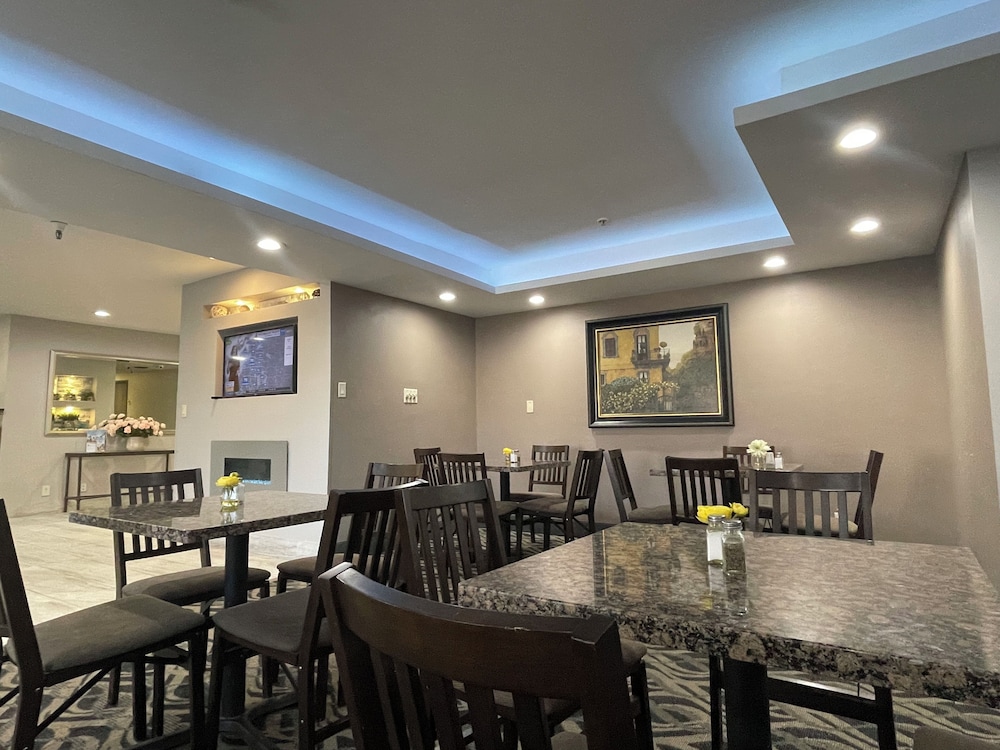 Imagen del bar/restaurante del Hotel La Quinta Inn By Wyndham Cincinnati North. Foto 1