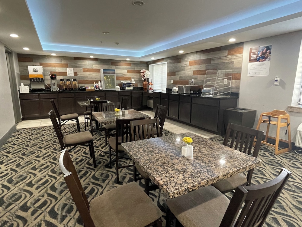 Imagen del bar/restaurante del Hotel La Quinta Inn By Wyndham Cincinnati North. Foto 2