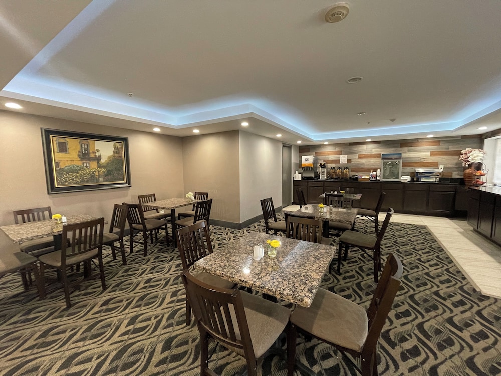 Imagen del bar/restaurante del Hotel La Quinta Inn By Wyndham Cincinnati North. Foto 3