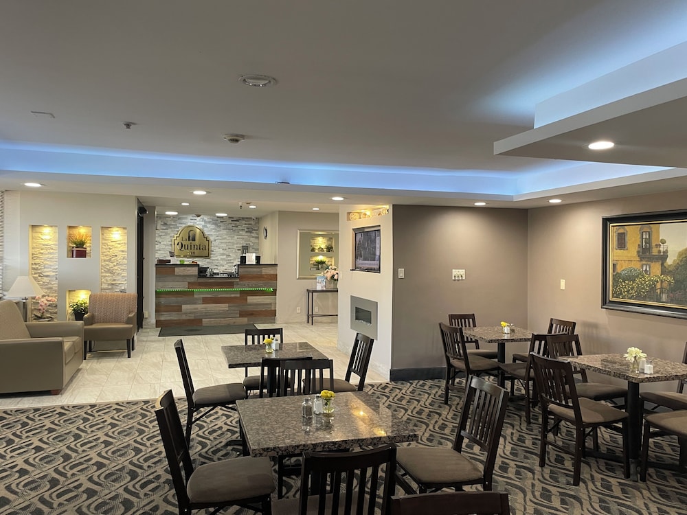 Imagen del bar/restaurante del Hotel La Quinta Inn By Wyndham Cincinnati North. Foto 4