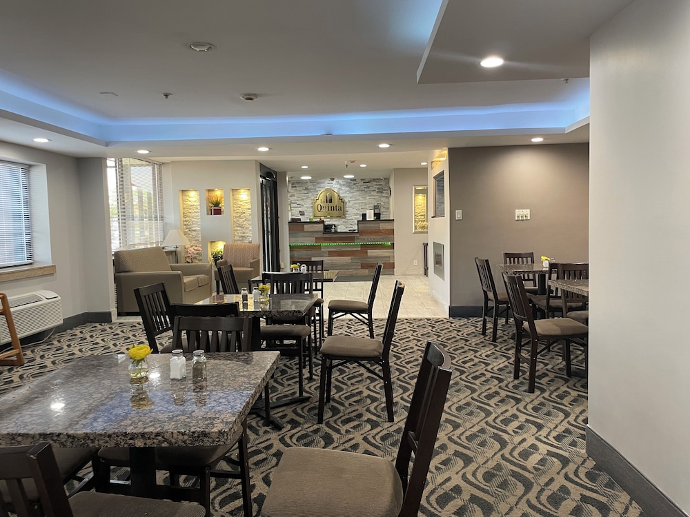 Imagen del bar/restaurante del Hotel La Quinta Inn By Wyndham Cincinnati North. Foto 6