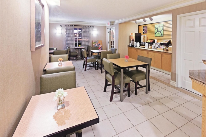 Imagen del bar/restaurante del Hotel La Quinta Inn By Wyndham Corpus Christi North. Foto 3