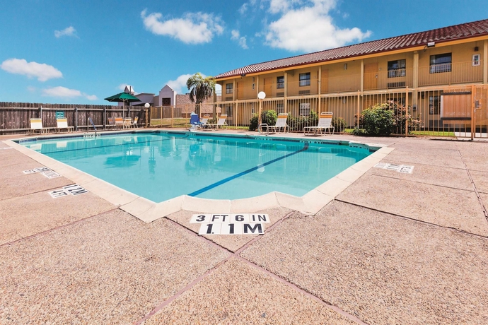 Imagen de la piscina del Hotel La Quinta Inn By Wyndham Corpus Christi North. Foto 16