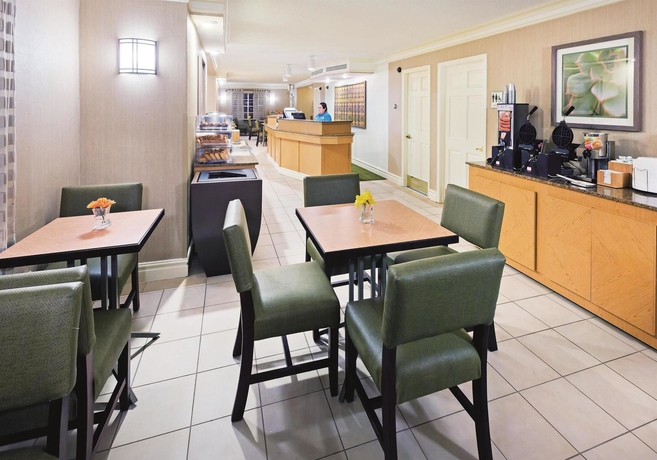 Imagen de los interiores del Hotel La Quinta Inn By Wyndham Corpus Christi North. Foto 14