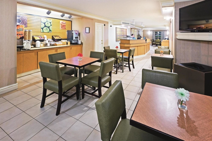 Imagen de los interiores del Hotel La Quinta Inn By Wyndham Corpus Christi North. Foto 15