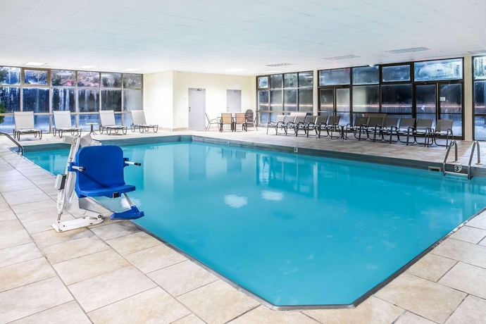 Imagen de la piscina del Hotel La Quinta Inn By Wyndham Davenport and Conference Center. Foto 19