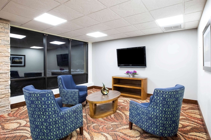Imagen de los interiores del Hotel La Quinta Inn By Wyndham Davenport and Conference Center. Foto 17