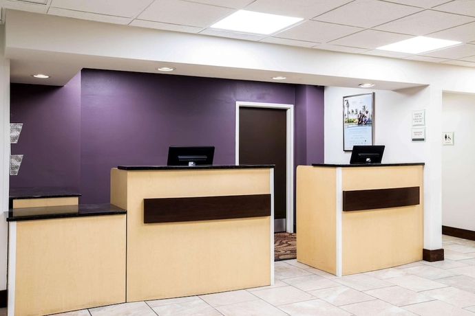 Imagen de los interiores del Hotel La Quinta Inn By Wyndham Davenport and Conference Center. Foto 18