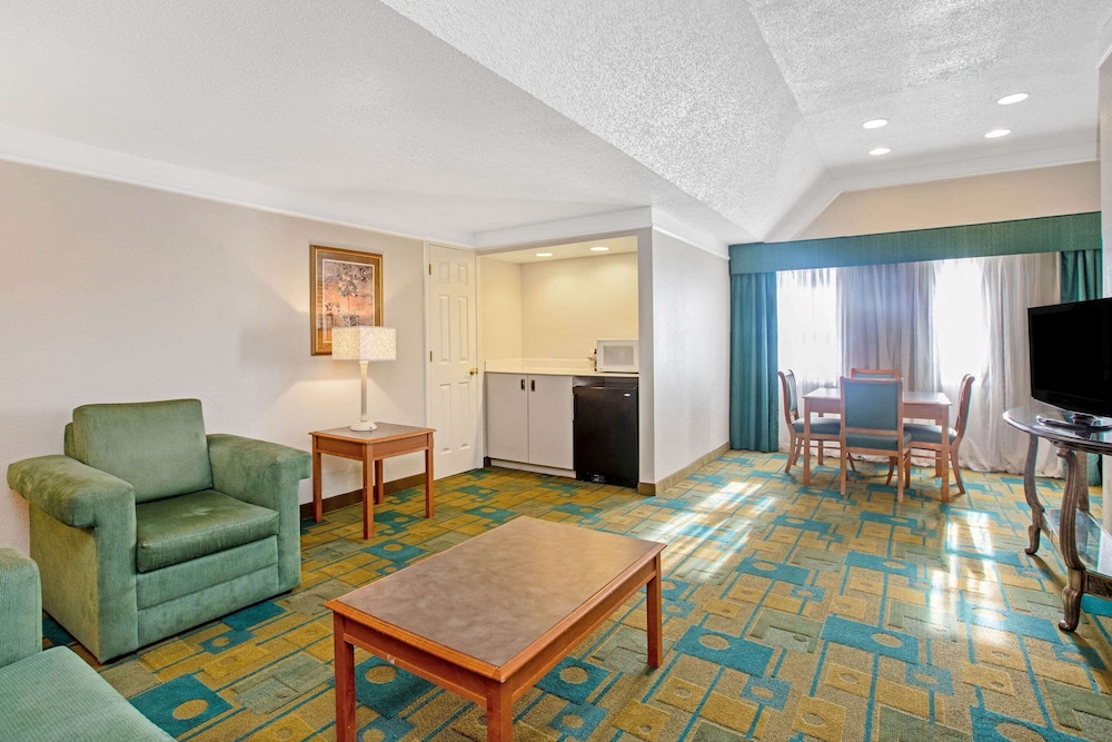 Imagen de la habitación del Hotel La Quinta Inn By Wyndham El Paso Cielo Vista. Foto 3