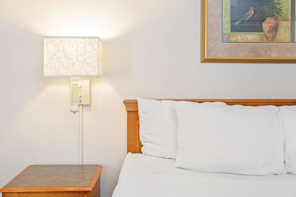 Imagen de la habitación del Hotel La Quinta Inn By Wyndham El Paso Cielo Vista. Foto 5