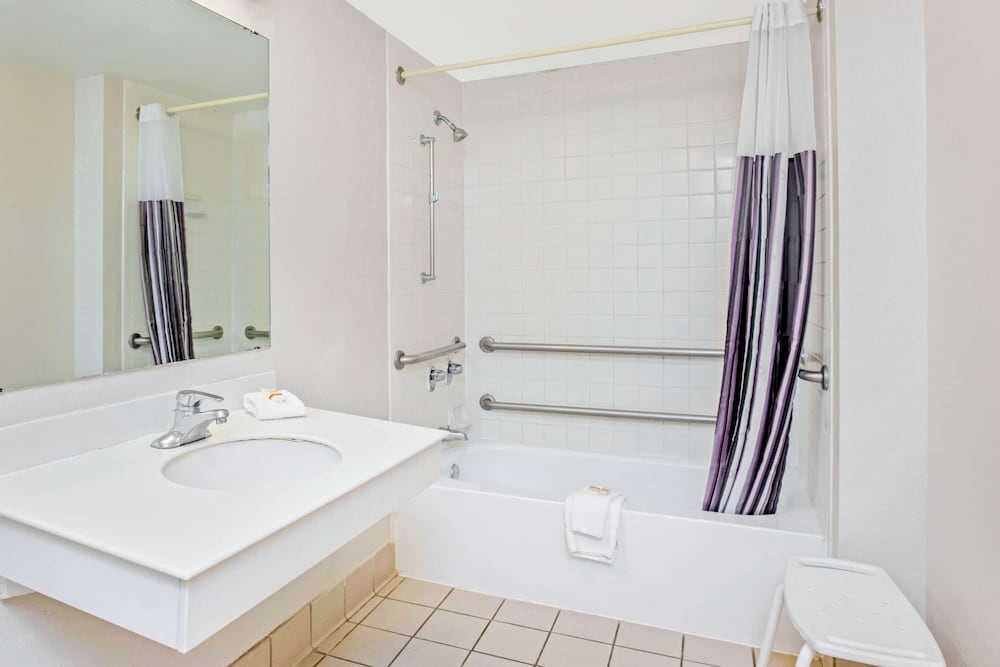 Imagen de la habitación del Hotel La Quinta Inn By Wyndham El Paso Cielo Vista. Foto 7